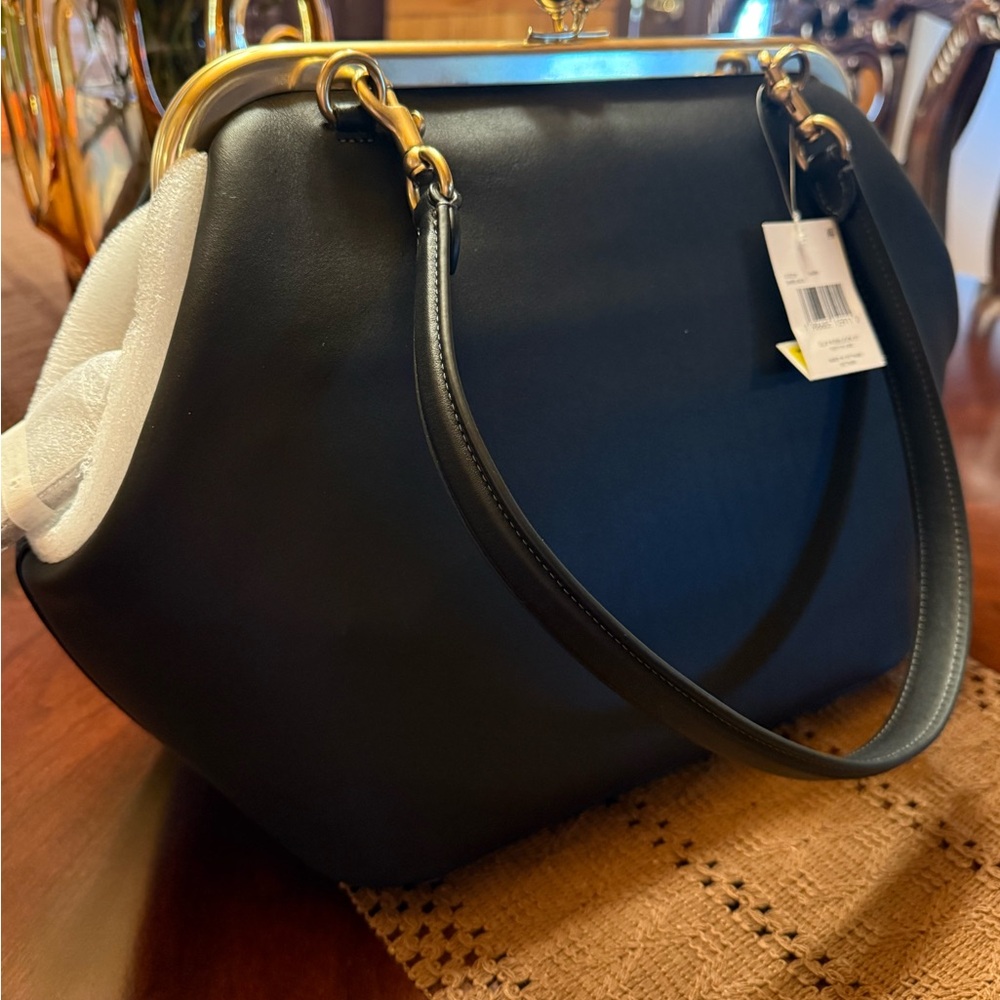 Black coach 27 kisslock Leather -Frame-nwt